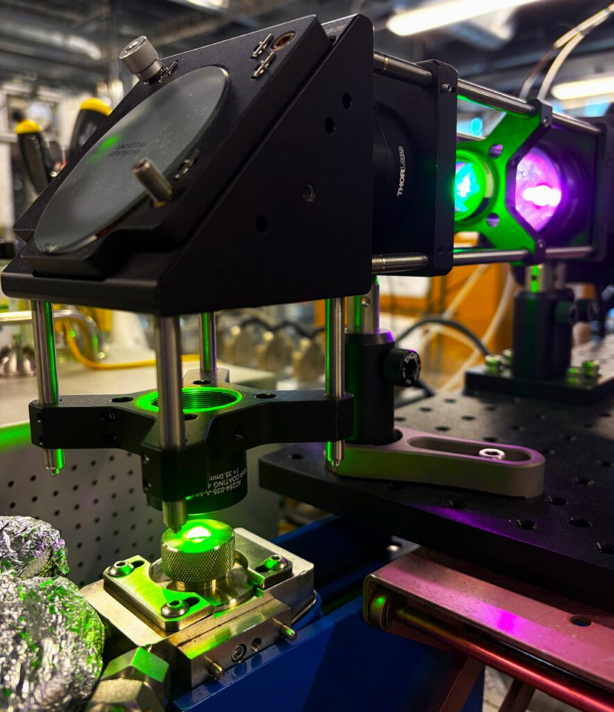 A light-driven reaction cell illuminated by green light
